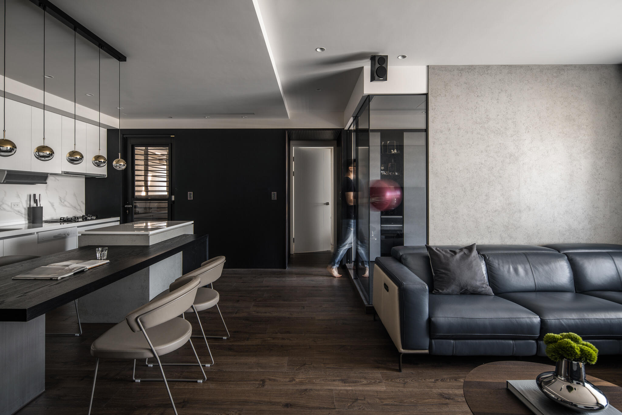 低調的空間色彩，從視覺傳遞沉靜氛圍，散發優雅品味居家